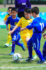 组图：星二代踢球 田源儿子无厘头堪比周星驰