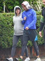 组图：斯嘉丽挺孕肚出街 与未婚夫开心嬉闹