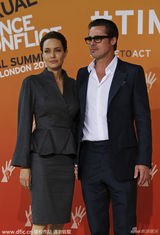 组图：朱莉裙装优雅腿枯瘦 皮特紧抓爱人不松手