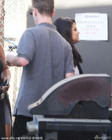 组图：比伯赛琳娜高调复合 两人开心同返工作室