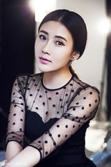 组图：张译木时尚大片 嫣然笑意尽展优雅