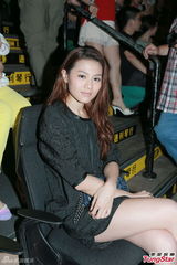 组图：张智霖开唱裸身美女环伺 袁咏仪领衔助威