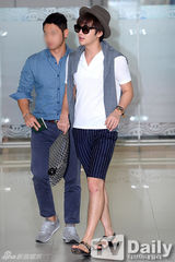 组图：张根硕休闲装现身机场狂被拍