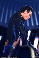 组图：MTV现场搞怪不断 上演女女热吻秀恩爱