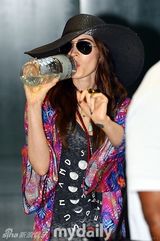 拖家带口！梅根福克斯赴韩老公儿子相伴