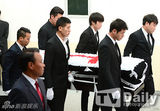 组图：韩车祸女团Ladie's Code已故成员出殡 亲友泪眼相送