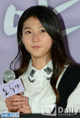 组图：《道熙》结缘戛纳 金赛纶黑裙亮相试映会