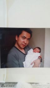 组图：威廉弟弟婴儿照曝光 从小稳重爱动物