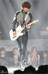 组图：f(x)首秀新歌 海盗造型冷艳性感