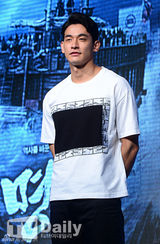 组图：长腿花美男李钟硕出席活动显羞涩