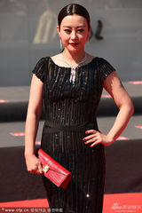 组图：郝蕾黑色亮片礼服裙亮相雍容华贵