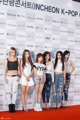 独家：韩女团同场争人气 抛胸露腿抢风头