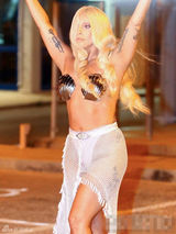 组图：Gaga贝壳bra裸背露侧乳 穿丁字裤秀肥臀