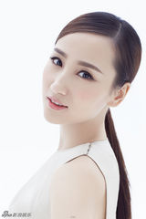 组图：高洋清丽写真曝光 裸妆显高贵靓丽