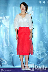 组图：韩星姜东元退伍后首亮相显拘谨