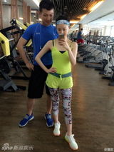 组图：景甜健身房挥汗如雨 平胸素颜身条纤细