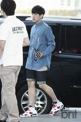 组图：EXO赴成都开唱 灿烈黑衣扮酷世勋帅气