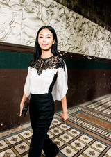 组图：姚星彤巴黎美院看高定 优雅裤装行走法国