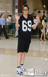 组图：李准基现身机场 反光墨镜潮味十足