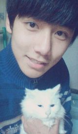 组图：清华校草李润东走红 女妆照生活照颜值爆表