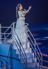 组图：雷佳唱响青奥会会歌 传递奥运精神