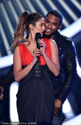 组图：妮娜深V登台遭偷瞄 台下合影吐舌搞怪