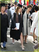 组图：高材生艾玛大学毕业 穿学士服气质美艳