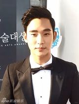 组图：全智贤百想低胸绣花粉裙唯美 金秀贤呆萌