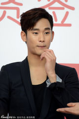 组图：金秀贤沈阳捞金呆萌 幸运女粉零距离接触