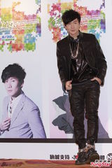 组图：无惧香港春浪遇风雨 林俊杰自夸招好天气