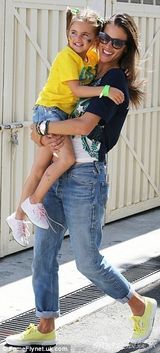 组图：超模安布罗休变球迷 带子女看球激情四射