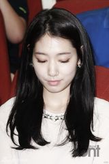 组图：朴信惠参加产权模拟审判 表情严肃认真