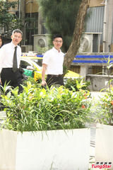 组图：小S黑衣前往法庭似有心事 夫家三口陪同