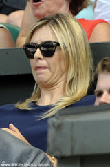 组图：裘德-洛帅气观战温网 布拉德利与女友调情