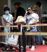 组图：李小璐携女儿现身机场 小馨儿萌态十足