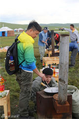 组图：张亮对阵黄磊 两季爸爸草原开启厨神PK战