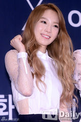 组图：少女时代TTS出席活动 泰妍透视装露玉背