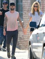 组图：魔力红亚当携超模娇妻拍MV 现场亲热拥吻