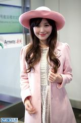 组图：金莎远赴戛纳  糖果色装扮现身机场