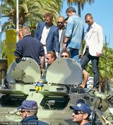 组图：《敢死队3》记者会 众硬汉坐坦克驾到