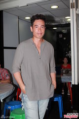 组图：陈豪胡杏儿《陪着你走》杀青