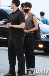 组图：BIGBANG口罩装扮 机场便装霸气难挡