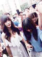 组图：柳岩低胸白裙 骑哈雷穿球服送快递人气旺