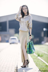 组图：关悦时髦街拍范儿 白裙笑眼传递幸福秘诀