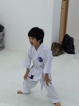 组图：吴镇宇儿子练空手道 蹲马步不忘吐舌卖萌