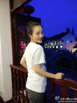 组图：李小璐伏天偷闲陪女儿 三代人同游古镇