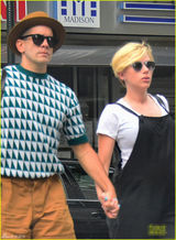 组图：斯嘉丽与未婚夫牵手出街 背带裤难掩孕肚