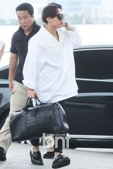 组图：BIGBANG成员GD（权志龙）车祸后首现身 墨镜中分显憔悴