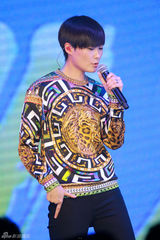 组图：李宇春广州见面会喂歌迷吃饼干 获费翔唱片