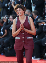 组图：威尼斯评委洛尔瓦彻现身 酒红裤装玩中性